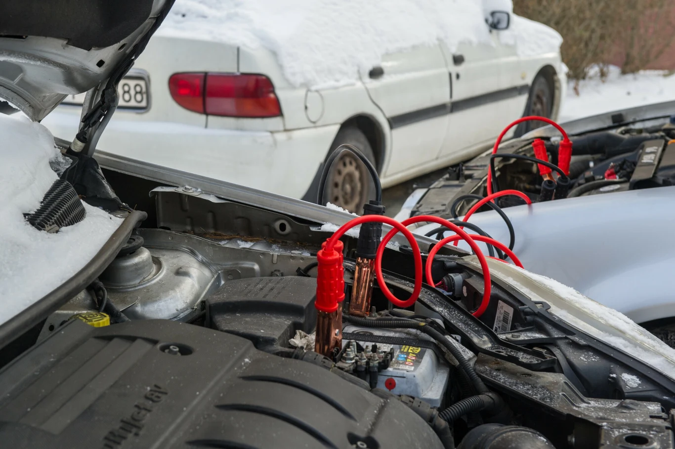 Kabel czerwony podłączamy do plusów akumulatorów. Czarny - do minusa sprawnego akumulatora i do masy w aucie unieruchomionym
