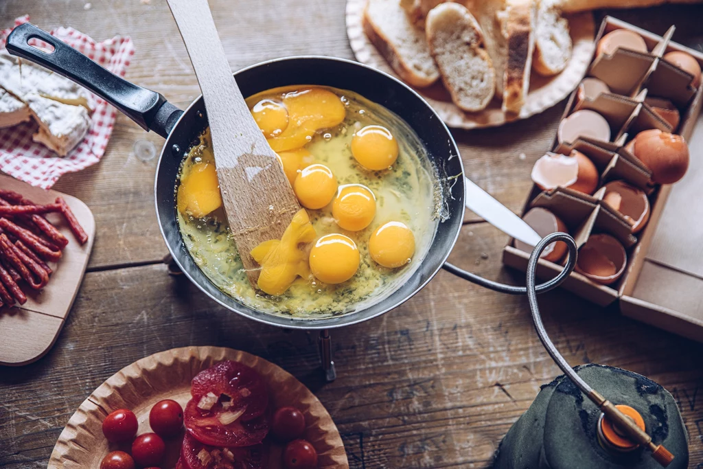 Jajecznica to doskonały pomysł na smaczne i zdrowe śniadanie