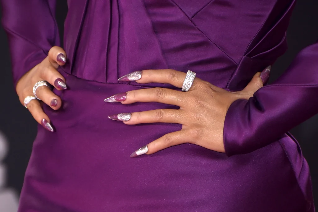 Gwiazda postawiła na dopasowane paznokcie