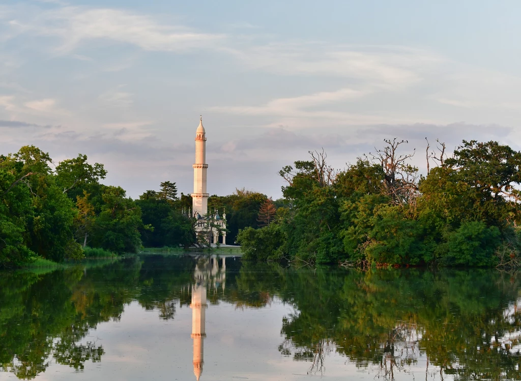 Minaret w parku. Można wejść na samą górę