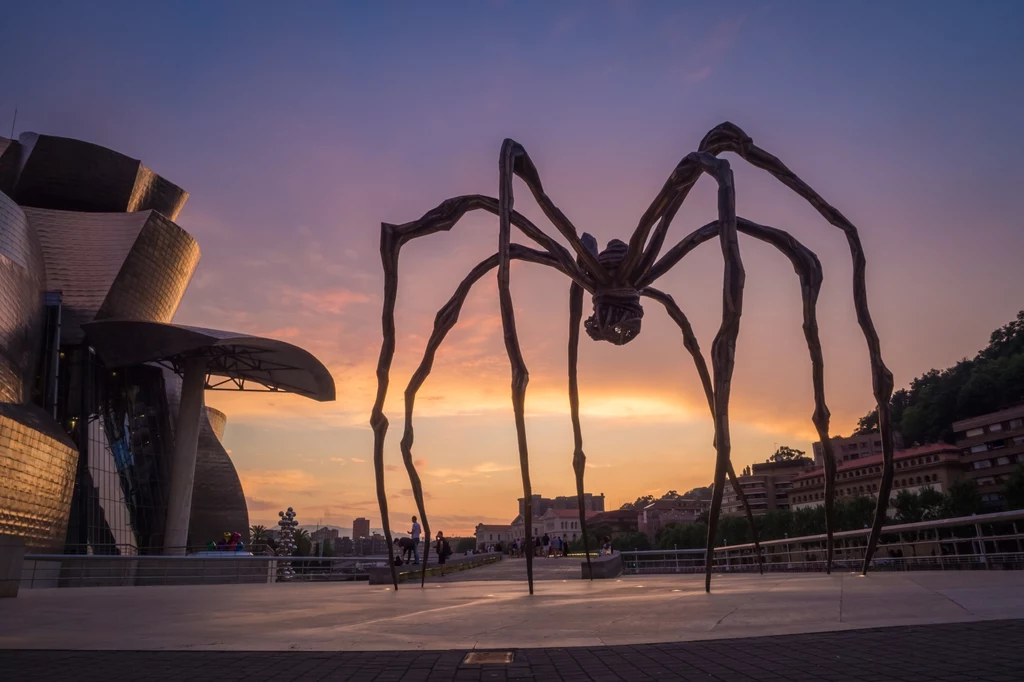 Rzeźba pająka obok Muzeum Guggenheima