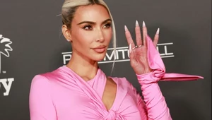 Kim Kardashian w dresie eksponuje talię osy. Posypały się komplementy 