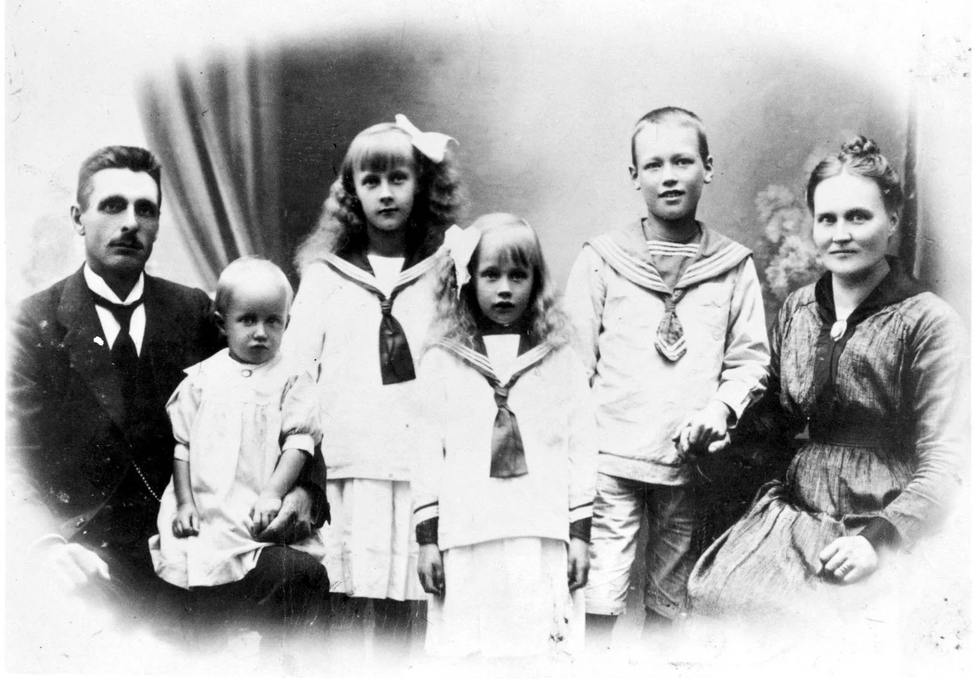 Dziecięce zdjęcie Astrid Lindgren z rodzicami i rodzeństwem. Pierwowzór Lisy z Bullerbyn i jej rodziny.
