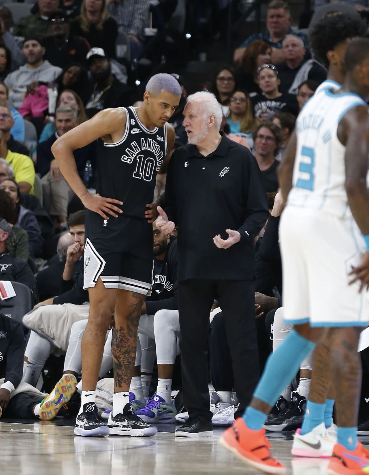 Jeremy Sochan i trener San Antonio Spurs Gregg Popovich