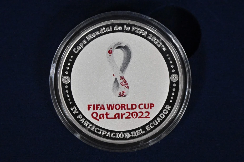 Bank Centralny Ekwadoru zaprezentował monetę kolekcjonerską na Mistrzostwa Świata FIFA 2022 AFP-PHOTO 5 SPO ECU AFP/AFP RODRIGO BUENDIA/