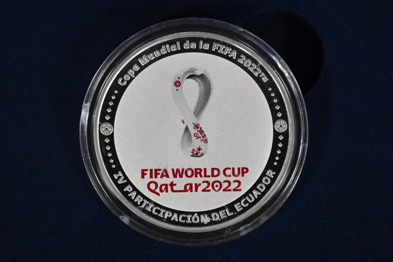 Bank Centralny Ekwadoru zaprezentował monetę kolekcjonerską na Mistrzostwa Świata FIFA 2022 AFP-PHOTO 5 SPO ECU AFP/AFP RODRIGO BUENDIA/