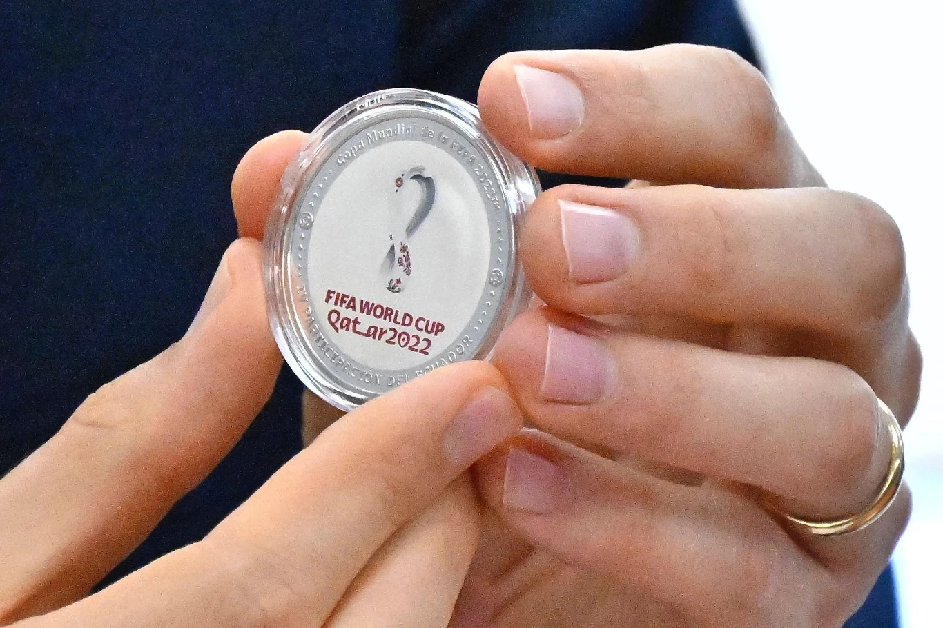 Cena detaliczna monety wyniesie 63 dolary za sztukę. Moneta wykonana jest ze srebra i ma wygrawerowane słowo „un Sucre”, nawiązując do byłej waluty Ekwadoru będącej w obiegu od 1872 do 2000 roku.  Fot. AFP/AFP RODRIGO BUENDIA 