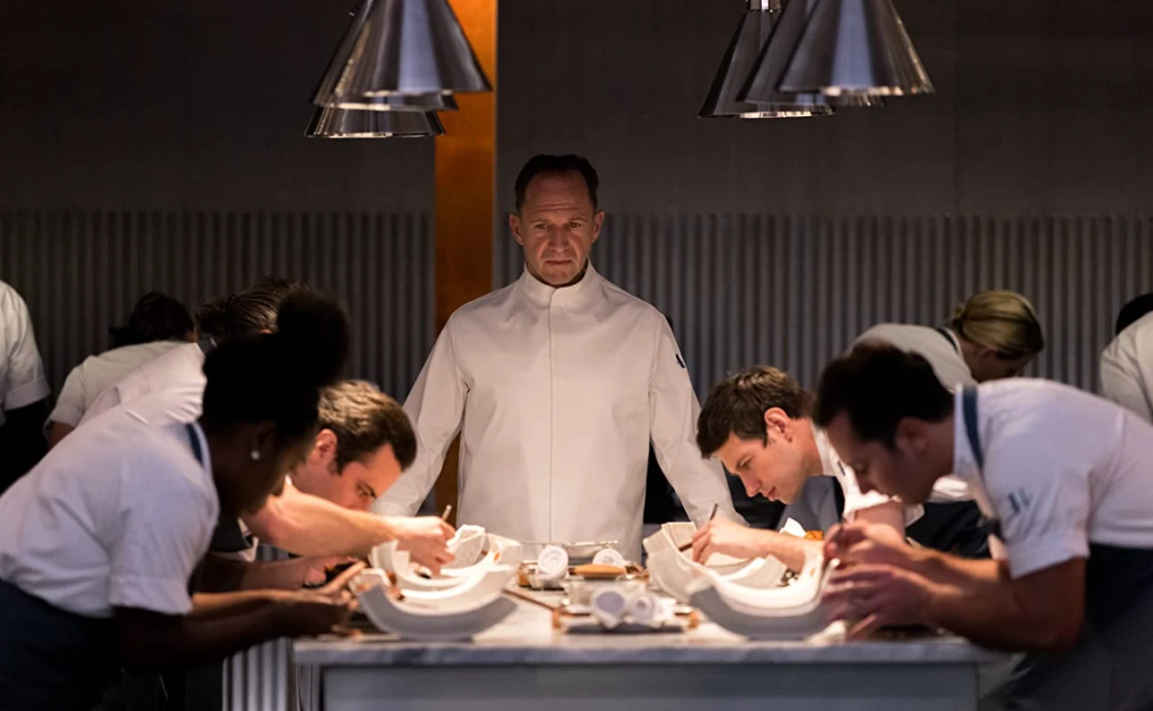 Ralph Fiennes w filmie "Menu" Ralph Fiennes w filmie "Menu"