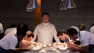 Ralph Fiennes w filmie "Menu"