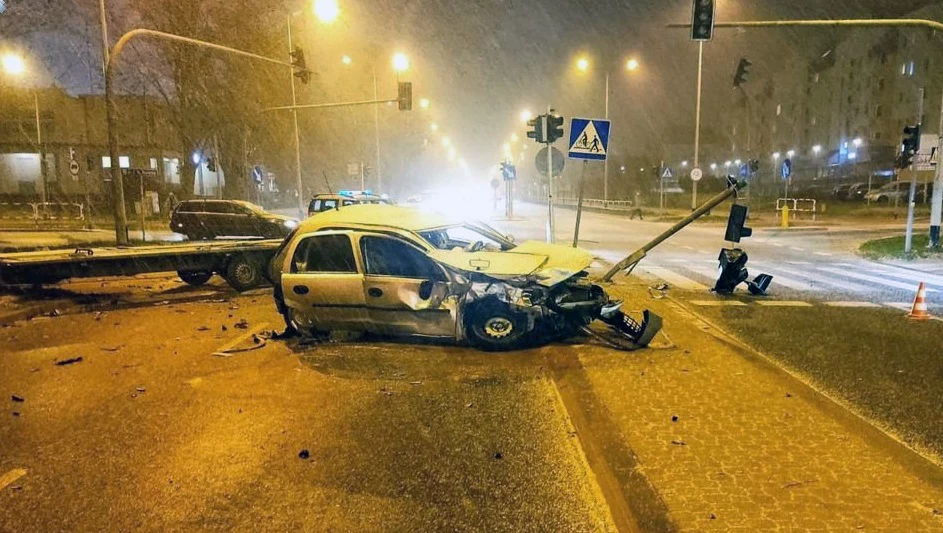 Kierowca osobówki wjechał prosto pod koła lawety