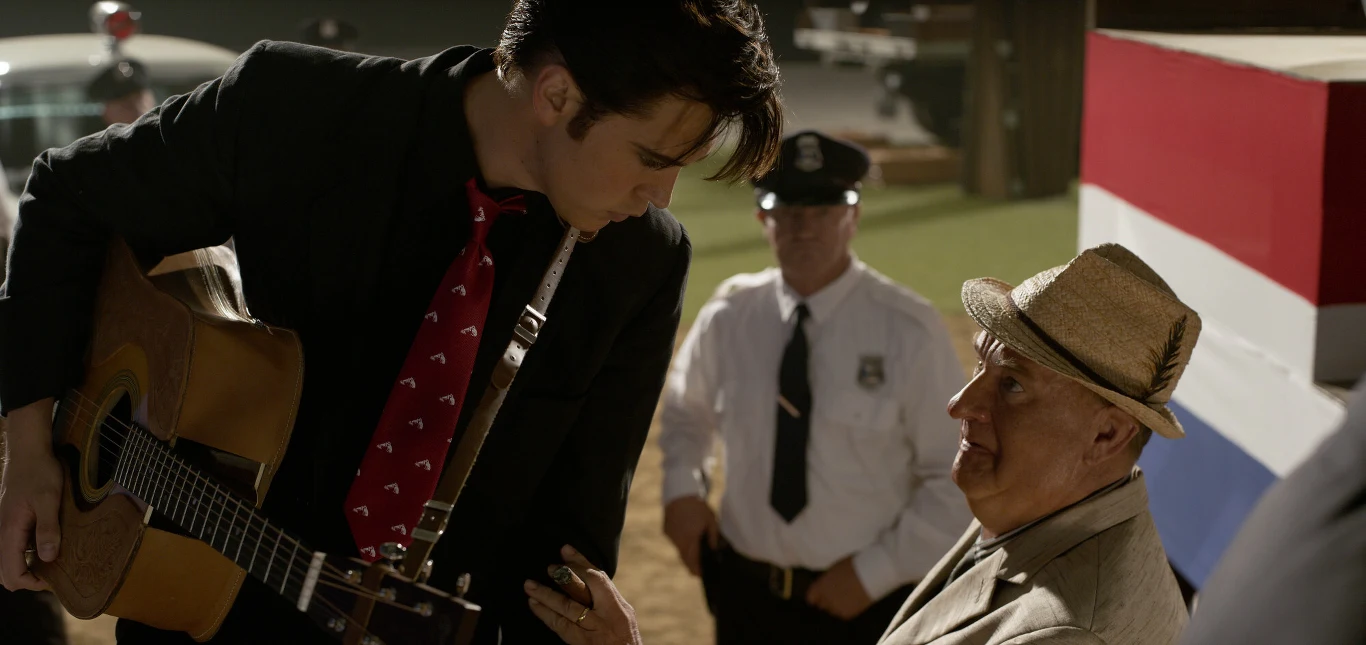 Austin Butler i Tom Hanks w filmie "Elvis" 