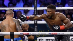 Anthony Joshua w walce z Ołeksandrem Usykiem