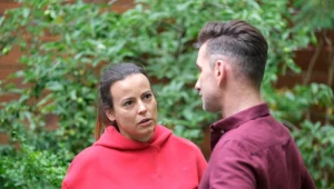 Magda (Anna Mucha) postanowi zatrudnić Kamila (Marcin Bosak) jako prawnika reprezentującego ją w sprawie rozwodowej 