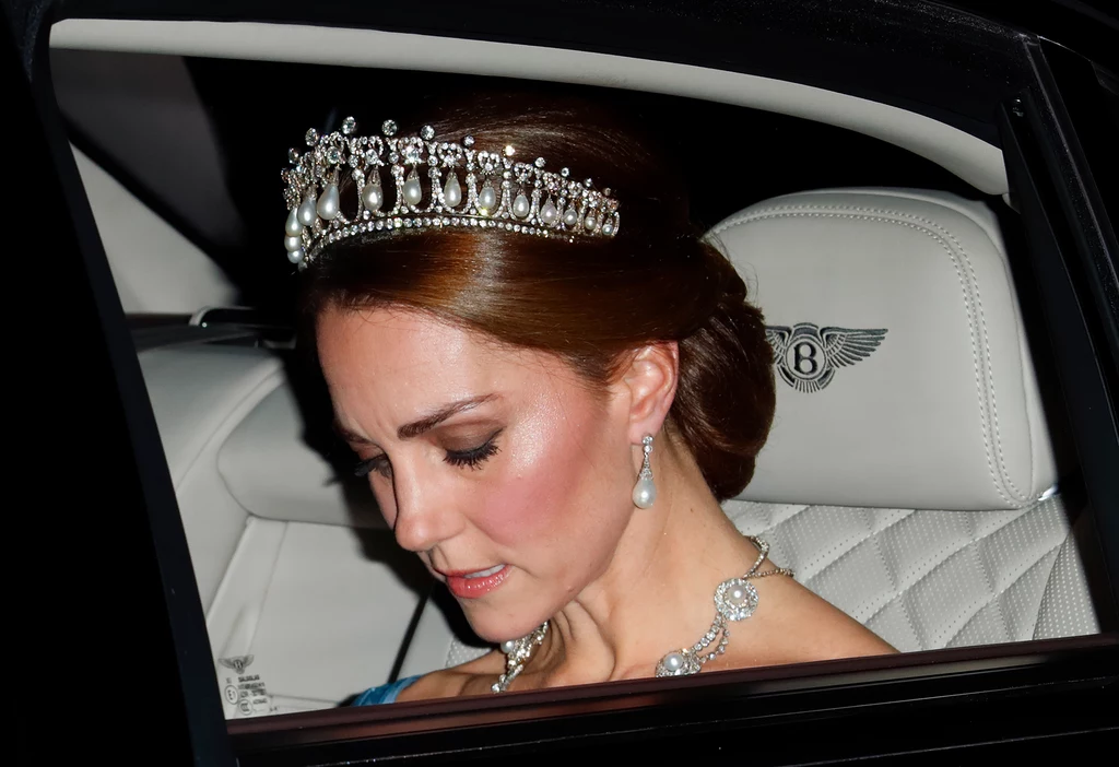 Nosząc słynną tiarę, księżna Kate odczuwa ból 