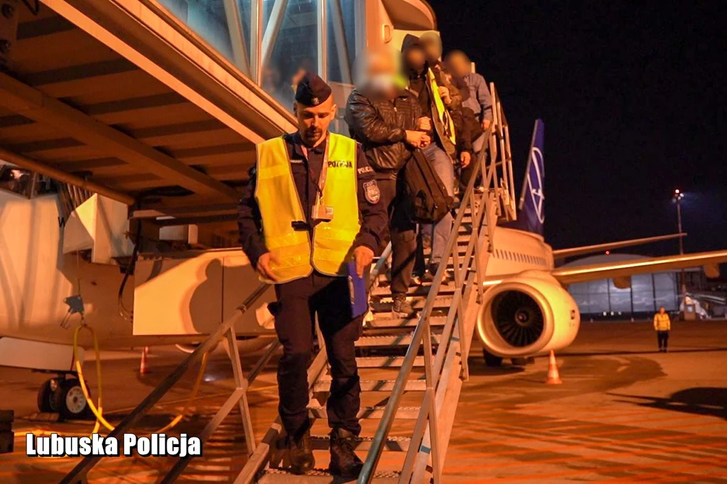 Poszukiwany 53-latek dotarł do Polski międzynarodowym konwojem Poszukiwany 53-latek dotarł do Polski międzynarodowym konwojem