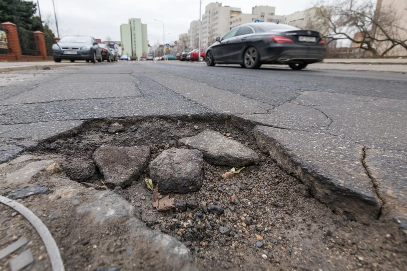 Kto odpowiada za uszkodzenie samochodu przez infrastrukturę drogową?