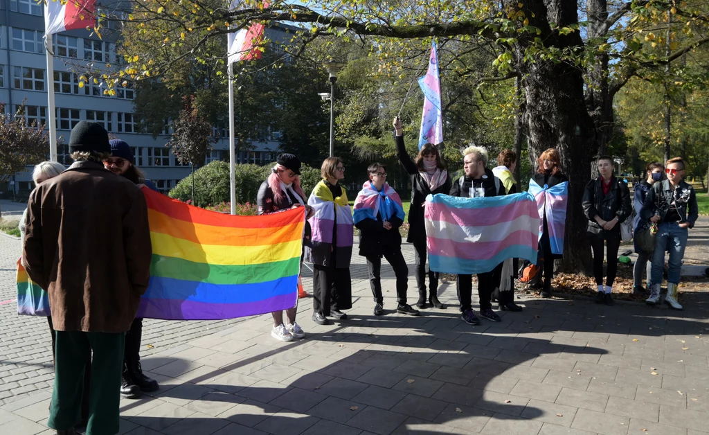 Studenci protestowali przed Uniwersytetem Pedagogicznym przeciwko nieposzanowaniu praw osób transpłciowych