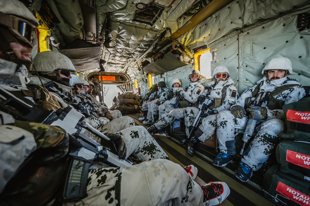 Eva Hoegl, pełnomocnik Bundestagu ds. sił zbrojnych, wzywa do szybkiego uzupełnienia magazynów Bundeswehry, twierdząc, że niemieckim żołnierzom brakuje amunicji za 20 mld euro. Eva Hoegl, pełnomocnik Bundestagu ds. sił zbrojnych, wzywa do szybkiego uzupełnienia magazynów Bundeswehry, twierdząc, że niemieckim żołnierzom brakuje amunicji za 20 mld euro.