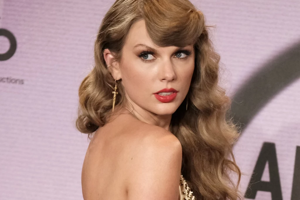 Taylor Swift znów olśniewa. Tym razem gwiazda postawiła na złoto