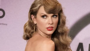 Gwiazda olśniła! Taylor Swift w złotym kombinezonie z kryształów na AMA 2022