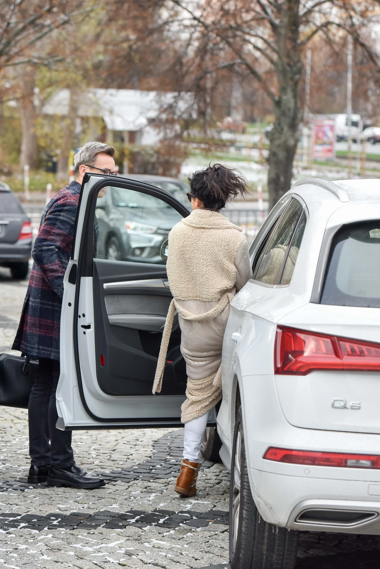 Katarzyna Cichopek wozi Macieja Kurzajewskiego swoim samochodem Katarzyna Cichopek wozi Macieja Kurzajewskiego swoim samochodem