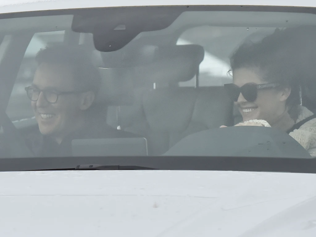 Katarzyna Cichopek wozi Macieja Kurzajewskiego swoim samochodem Katarzyna Cichopek wozi Macieja Kurzajewskiego swoim samochodem