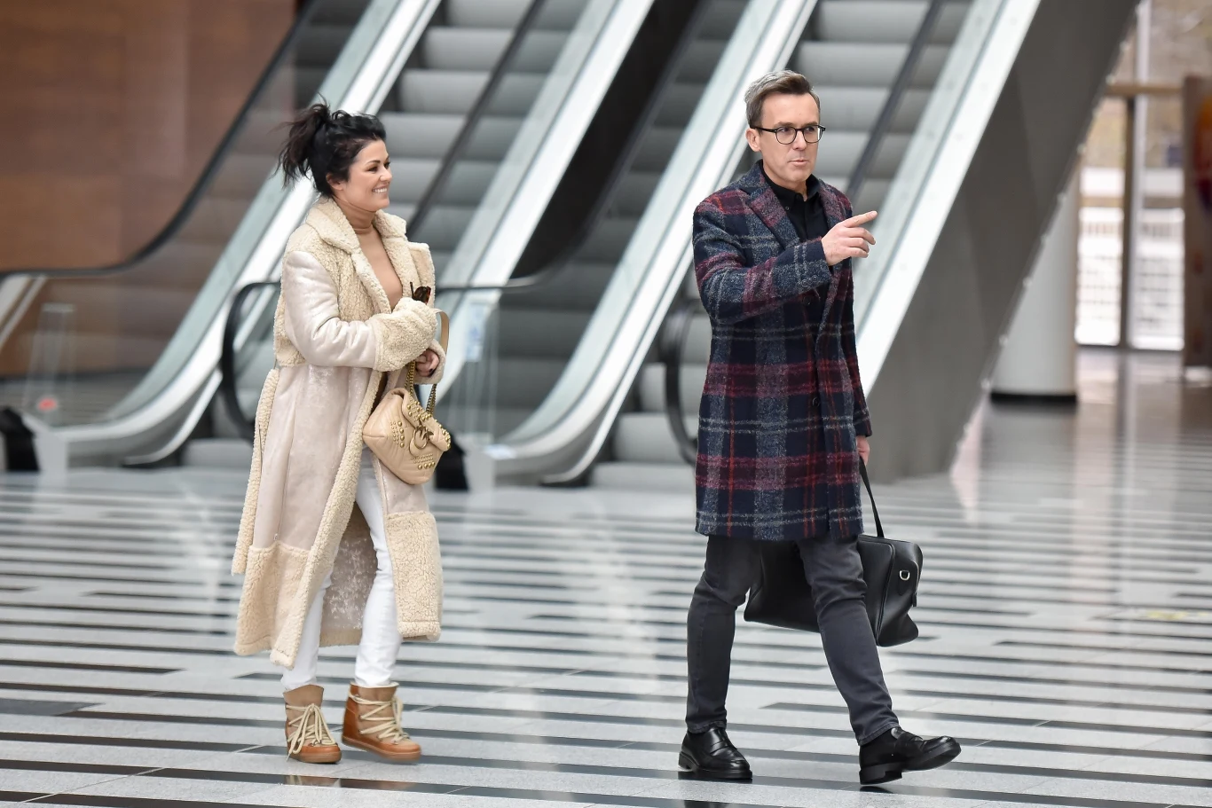 Katarzyna Cichopek nieśmiało chwali się pierścionkiem zaręczynowym od Macieja Kurzajewskiego po wyjściu z TVP