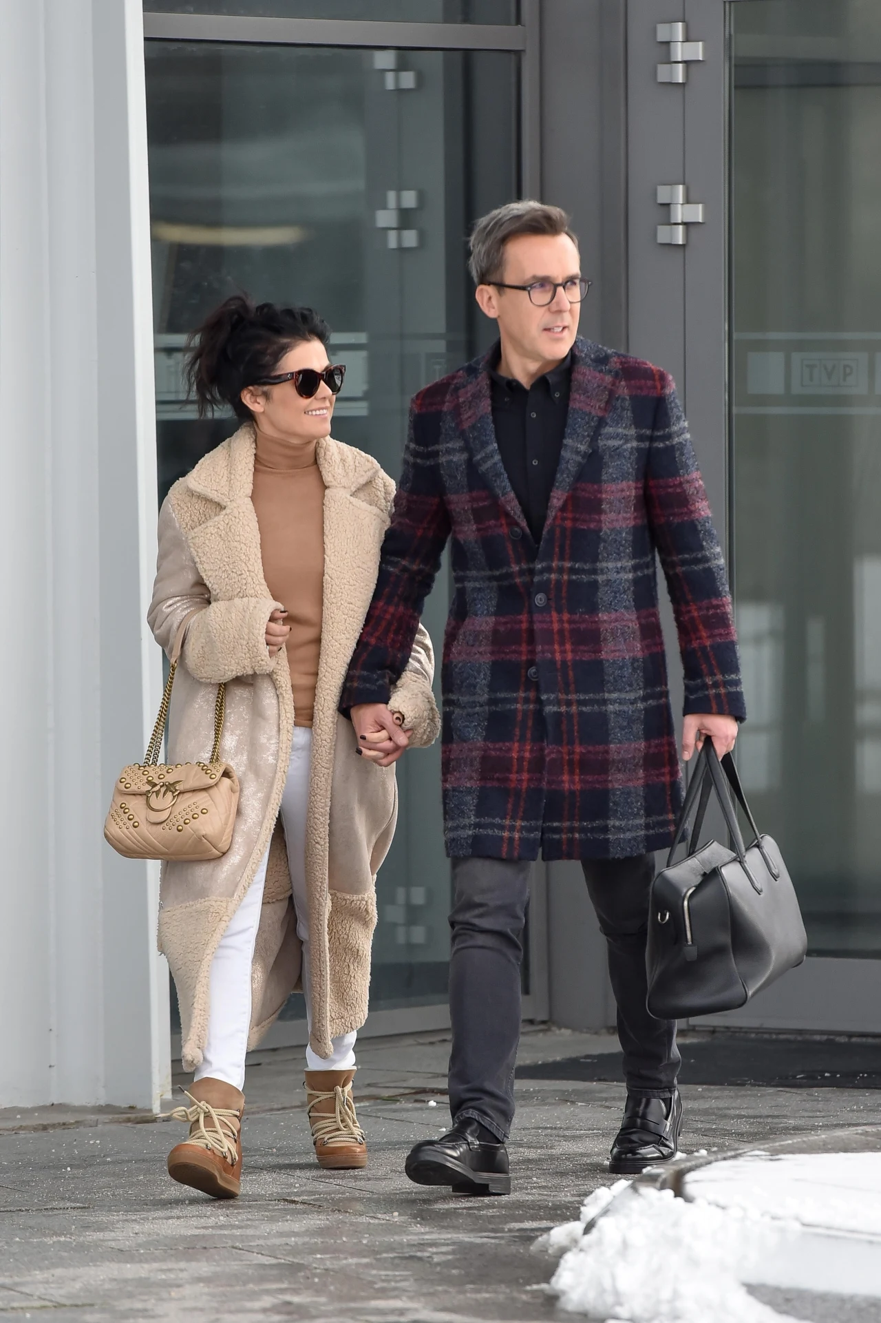 Katarzyna Cichopek nieśmiało chwali się pierścionkiem zaręczynowym od Macieja Kurzajewskiego po wyjściu z TVP Katarzyna Cichopek nieśmiało chwali się pierścionkiem zaręczynowym od Macieja Kurzajewskiego po wyjściu z TVP