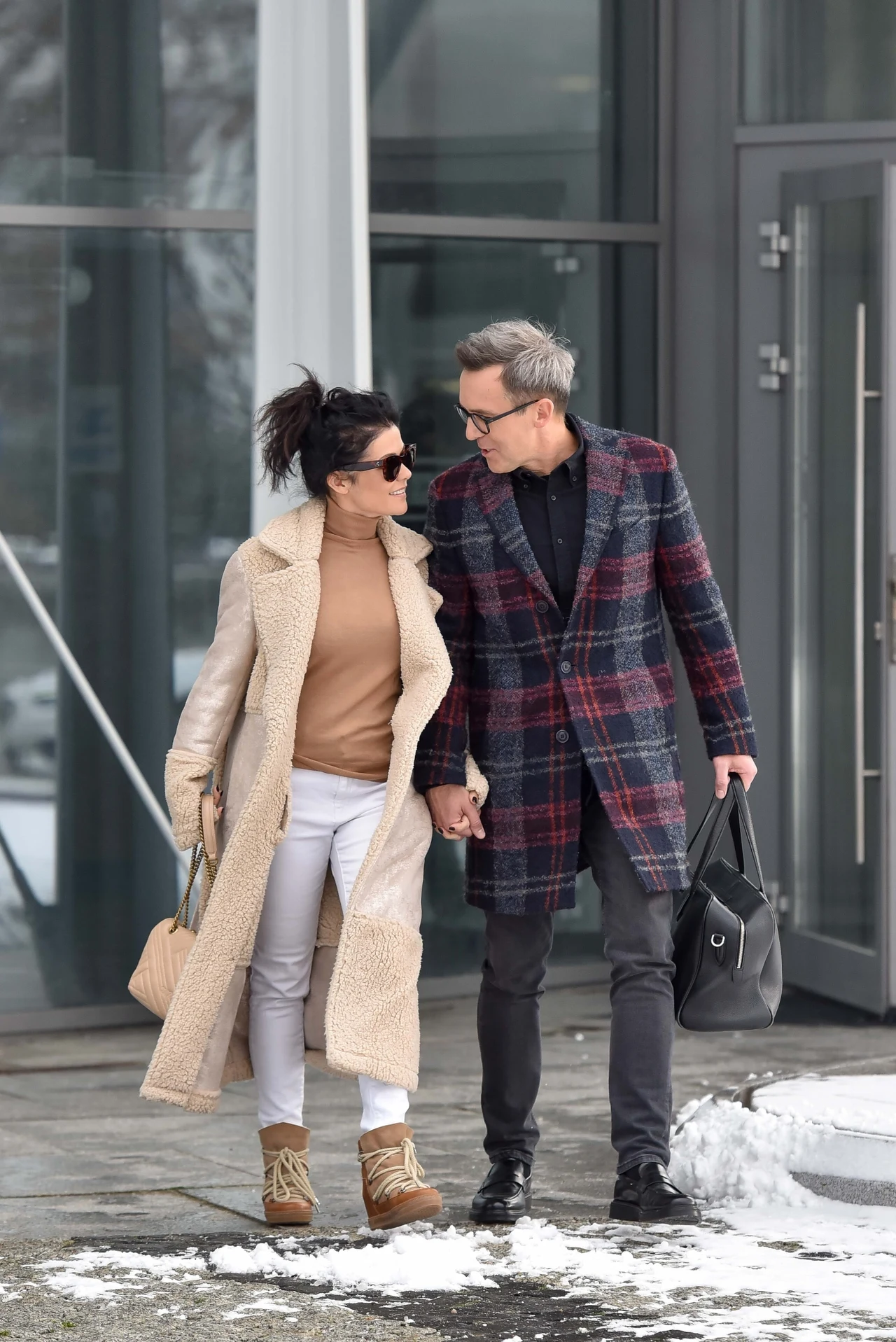 Katarzyna Cichopek nieśmiało chwali się pierścionkiem zaręczynowym od Macieja Kurzajewskiego po wyjściu z TVP Katarzyna Cichopek nieśmiało chwali się pierścionkiem zaręczynowym od Macieja Kurzajewskiego po wyjściu z TVP