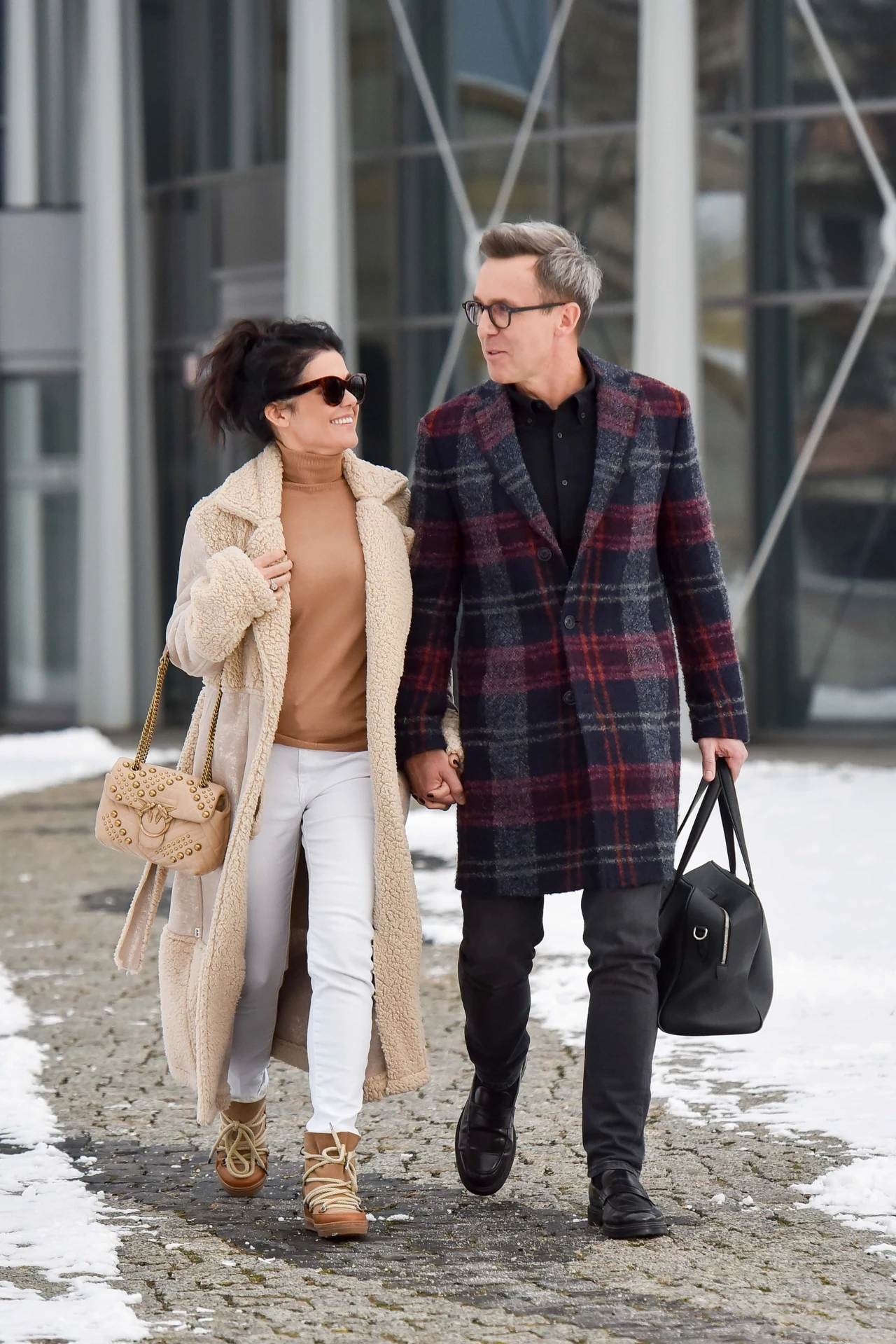 Katarzyna Cichopek nieśmiało chwali się pierścionkiem zaręczynowym od Macieja Kurzajewskiego po wyjściu z TVP Katarzyna Cichopek nieśmiało chwali się pierścionkiem zaręczynowym od Macieja Kurzajewskiego po wyjściu z TVP