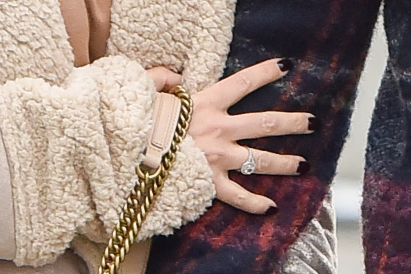 Katarzyna Cichopek nieśmiało chwali się pierścionkiem zaręczynowym od Macieja Kurzajewskiego po wyjściu z TVP