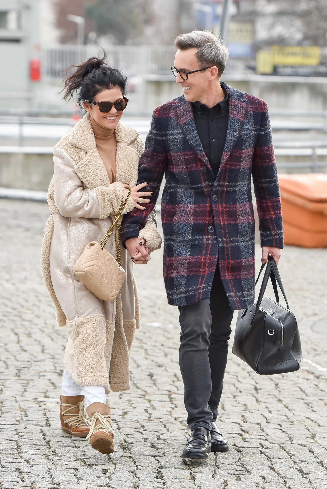 Katarzyna Cichopek nieśmiało chwali się pierścionkiem zaręczynowym od Macieja Kurzajewskiego po wyjściu z TVP Katarzyna Cichopek nieśmiało chwali się pierścionkiem zaręczynowym od Macieja Kurzajewskiego po wyjściu z TVP