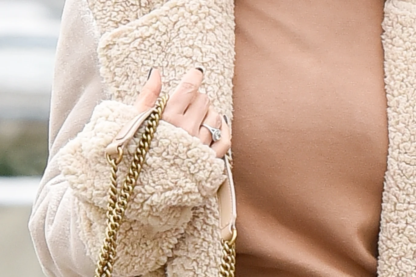 Katarzyna Cichopek nieśmiało chwali się pierścionkiem zaręczynowym od Macieja Kurzajewskiego po wyjściu z TVP