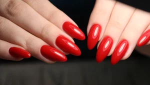 Czerwony manicure z brokatem. Ciekawe urozmaicenie ponadczasowej klasyki