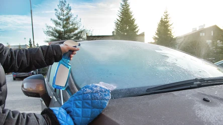 Domowy odmrażacz do szyb przygotujesz na bazie prostych składników