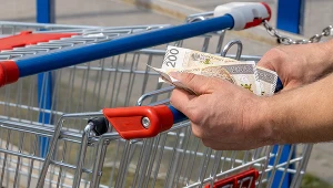Polacy ograniczają wydatki. Rośnie niepokój konsumentów