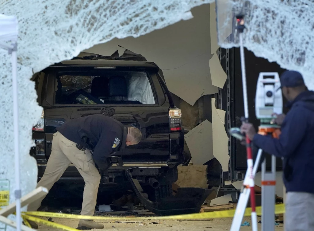 SUV wjechał w witrynę sklepu SUV wjechał w witrynę sklepu