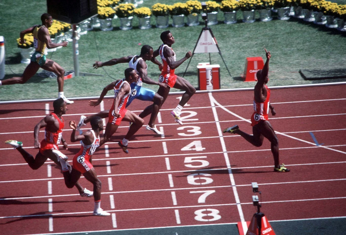 Ben Johnson wygrywa sprint igrzysk w Seulu w 1988 roku przed Carlem Lewisem Ben Johnson wygrywa sprint igrzysk w Seulu w 1988 roku przed Carlem Lewisem