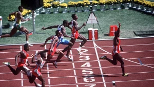 Ben Johnson wygrywa sprint igrzysk w Seulu w 1988 roku przed Carlem Lewisem