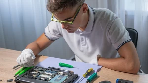 Naprawianie komputerów, sprzętów komunikacyjnych i audiowizualnych od dawna uznawane jest przez odbiorców za nieopłacalne i zbyt czasochłonne