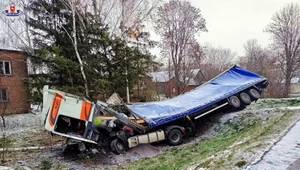 Kierowca ciężarówki stracił panowanie nad pojazdem i wjechał do przydrożnego rowu