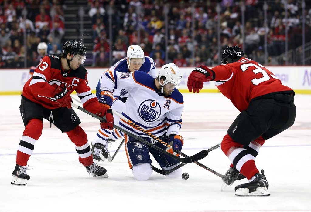 Hokeiści New Jersey Devils (czerwone stroje) wyrównali klubowy rekord