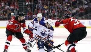 Hokeiści New Jersey Devils (czerwone stroje) wyrównali klubowy rekord