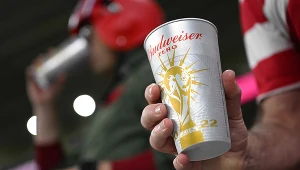Kibice znaleźli sposób na obejście zakazu sprzedaży piwa na stadionach