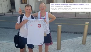 Trener Jacek Moskwa ze swym świeżym zakupem i specjalny wysłannik Interii do Kataru Michał Białoński. U góry z prawej - tak wygląda po arabsku konto trenera Moskwy