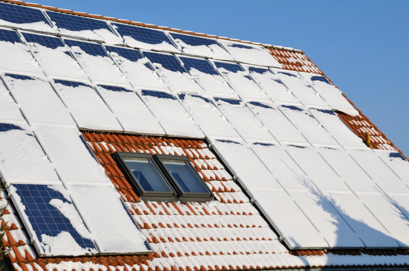 Czy fotowoltaika produkuje prąd zimą? Fotowoltaika zimą. Odśnieżać czy nie?