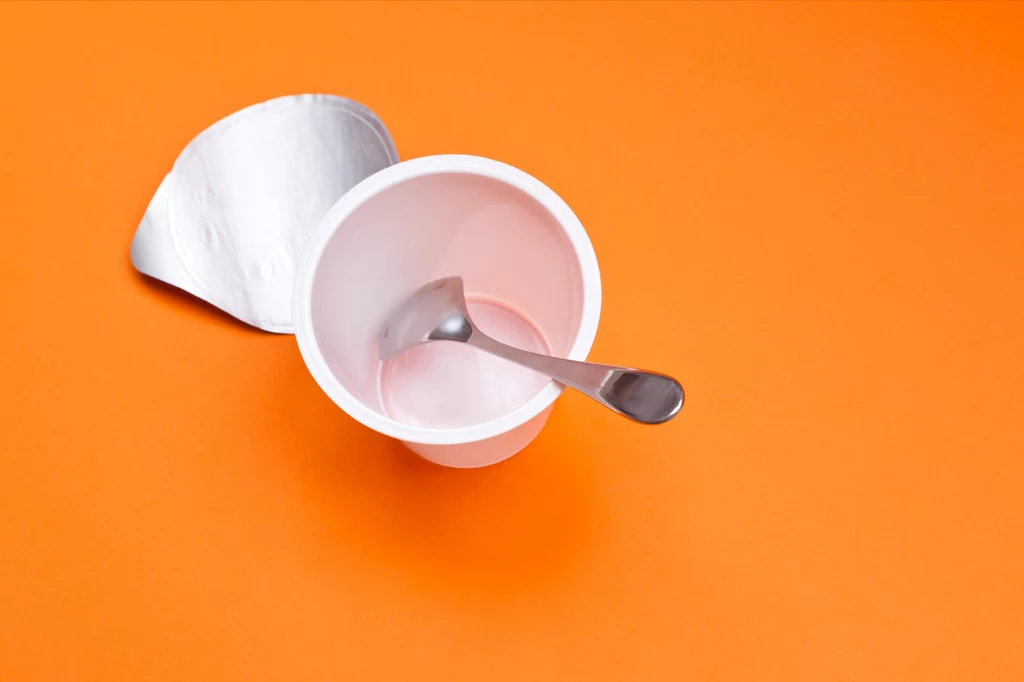 Puste opakowanie po jogurcie możemy wykorzystać od przygotowania pułapki na ziemiórki