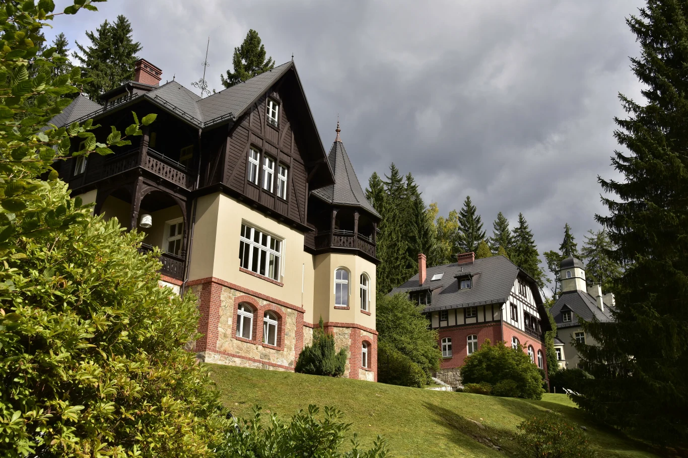 Malownicza zabudowa Międzygórza przyciąga fanów alpejskich klimatów