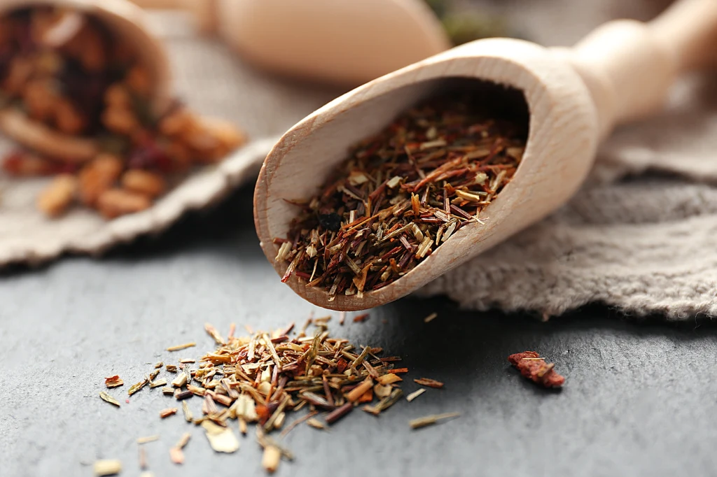 Herbata rooibos nie zawiera kofeiny, za to duże ilości flawonoidów., które obniżają wydzielanie kortyzolu i poprawiają trawienie Herbata rooibos nie zawiera kofeiny, za to duże ilości flawonoidów., które obniżają wydzielanie kortyzolu i poprawiają trawienie