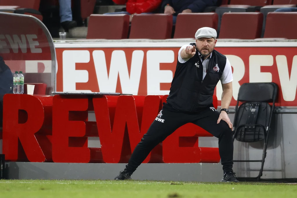 Zdjęcie z meczu Bundesligi z 2021 roku. W tle reklamy koncernu REWE Zdjęcie z meczu Bundesligi z 2021 roku. W tle reklamy koncernu REWE